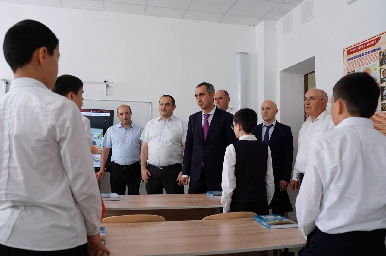 Глава Минимущества осмотрел новую школу в селе Герга